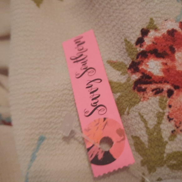 Woman's Flowy Floral Print Blouse - Boutique Brand:Mittoshop - Plus Size -NWT - Picture 10 of 11